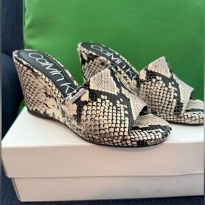 New-Calvin Klein Britta Wedges Slip On Snake Embossed Leather Round Toe size 6